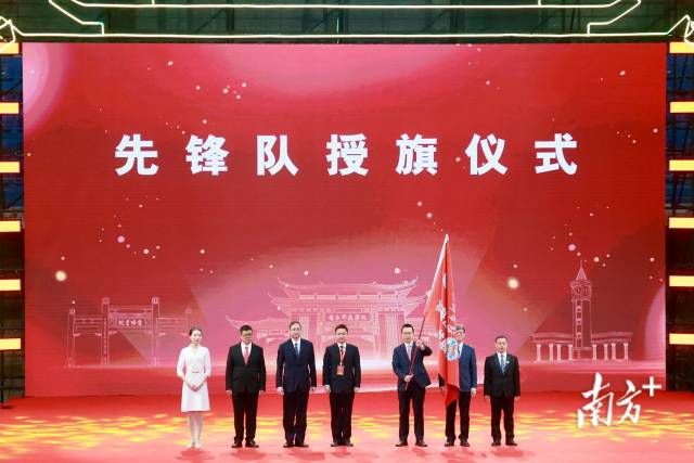 35f4da7db8134359814e003f5ca87567_batchwm.jpg 南方+ 林露 拍摄