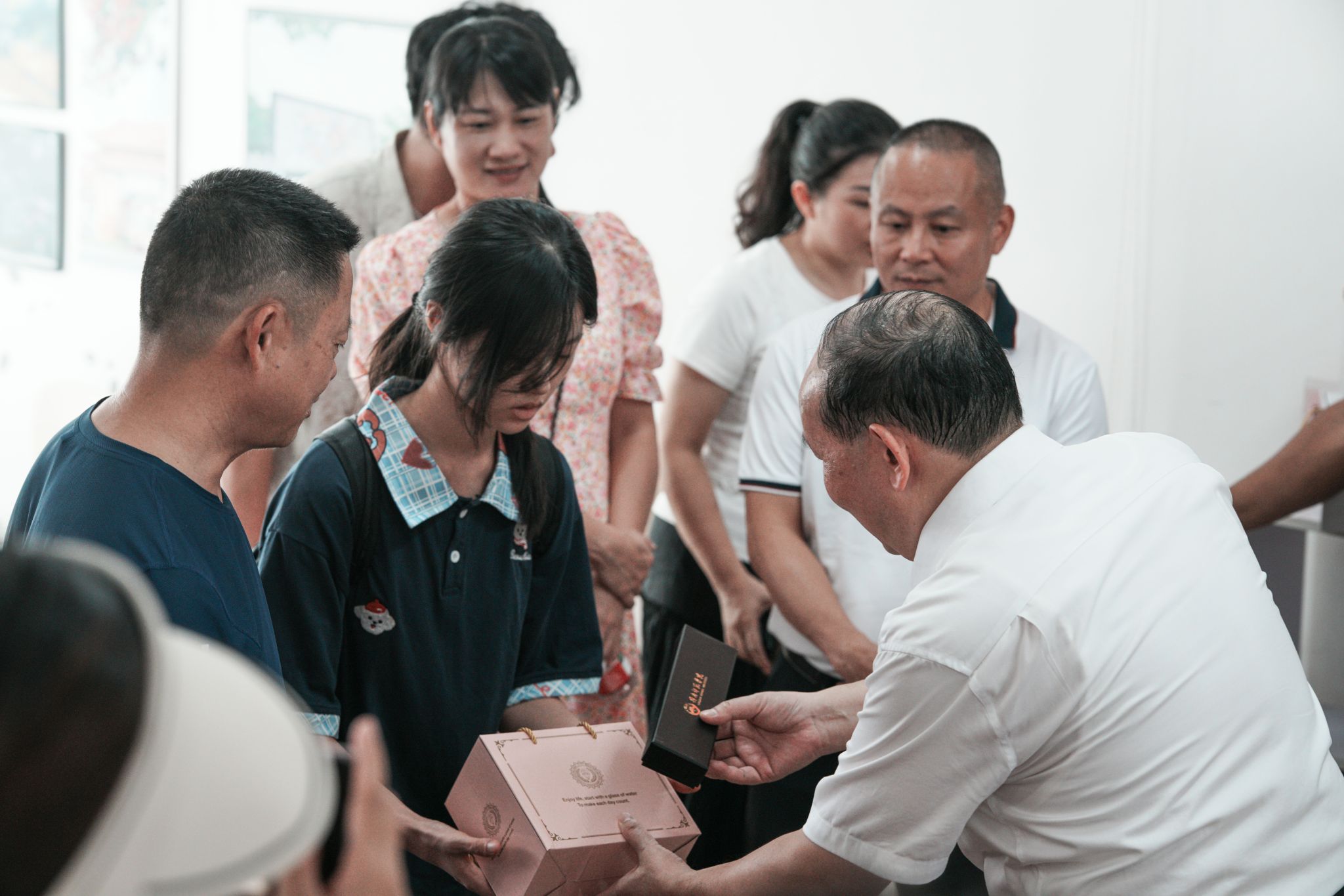 学校校长阳爱民为“岭二代”颁发纪念品.jpg