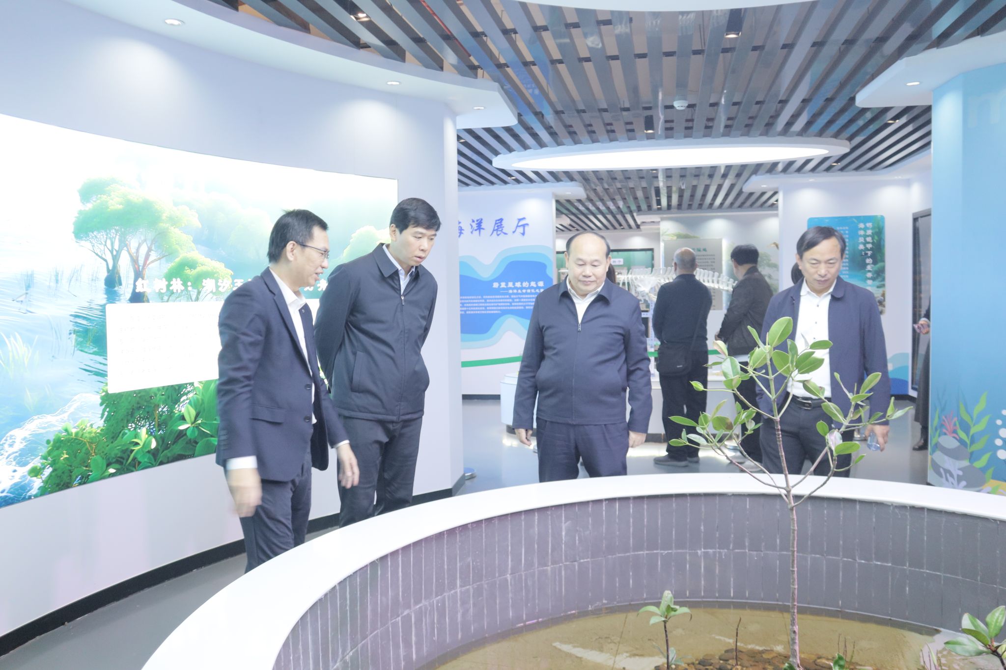 参观学校生物科普馆.JPG