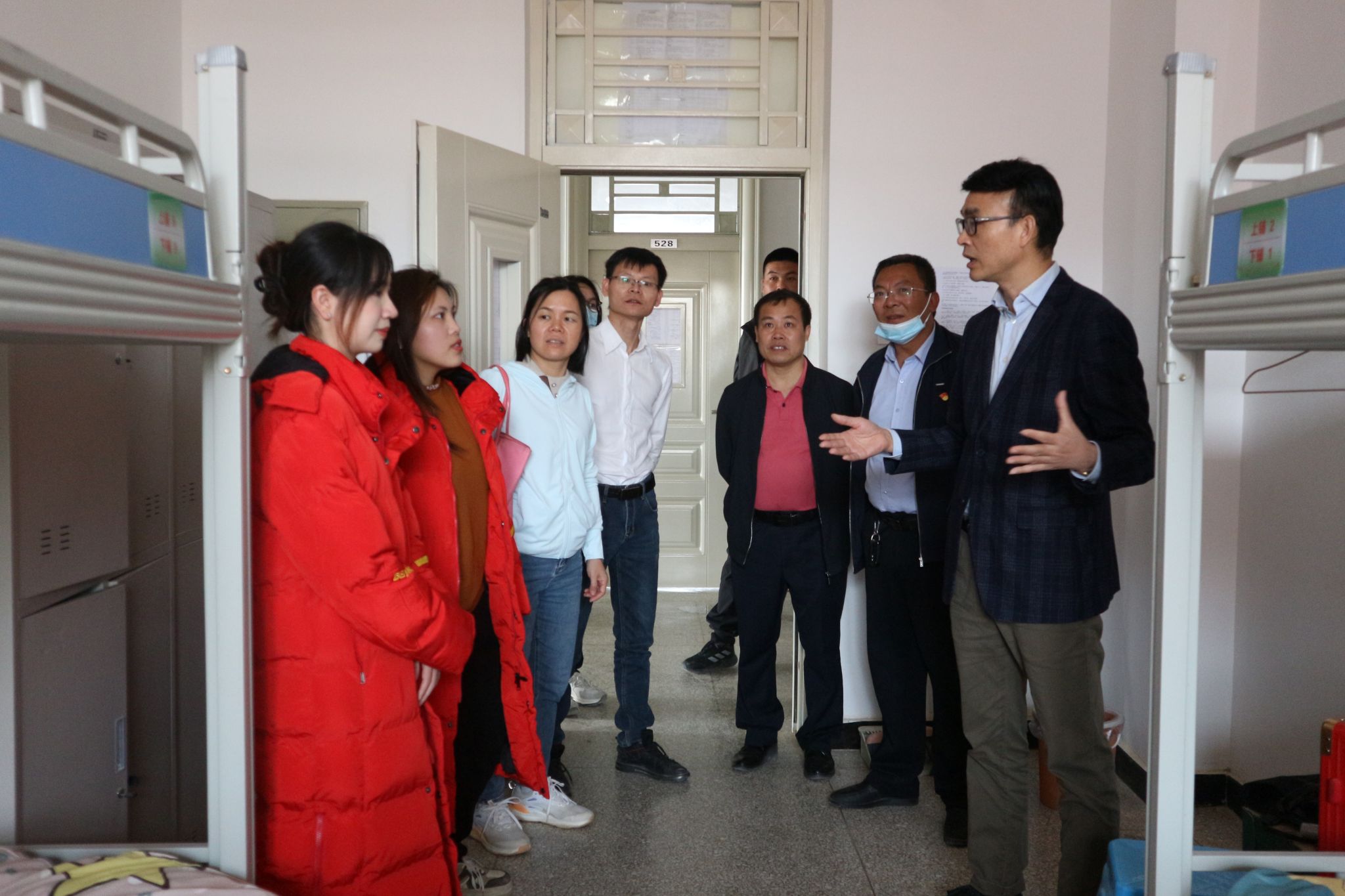 黄达海副书记在学生宿舍与学生亲切交谈2.JPG 黄达海副书记在学生宿舍与学生亲切交谈2.JPG